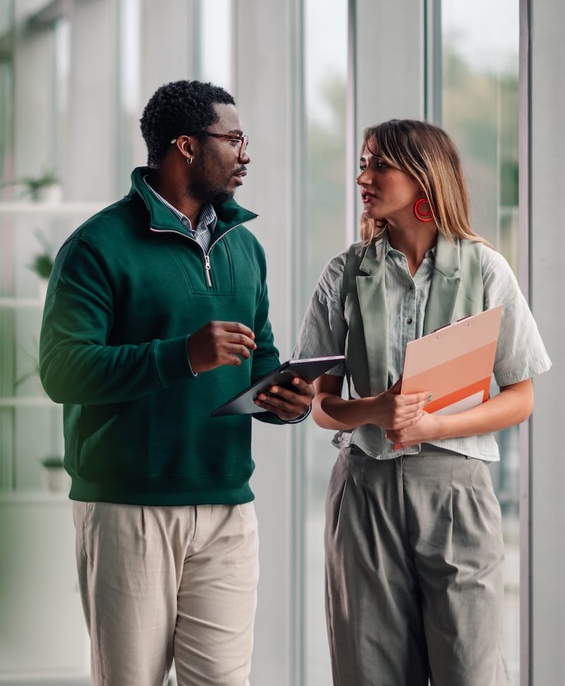 Coworkers having a discussion 